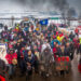 Los protectores de agua indígenas y otros activistas ambientales protestan por la tubería de acceso de Dakota (DAPL) en Dakota del Norte el 22 de febrero de 2017.
