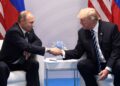 Los presidentes Trump y Putin se dieron la mano en una cumbre.