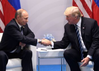 Los presidentes Trump y Putin se dieron la mano en una cumbre.