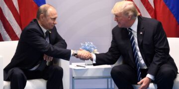 Los presidentes Trump y Putin se dieron la mano en una cumbre.
