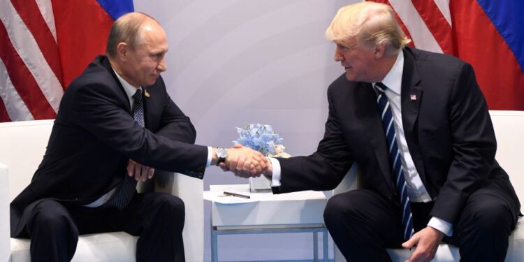 Los presidentes Trump y Putin se dieron la mano en una cumbre.