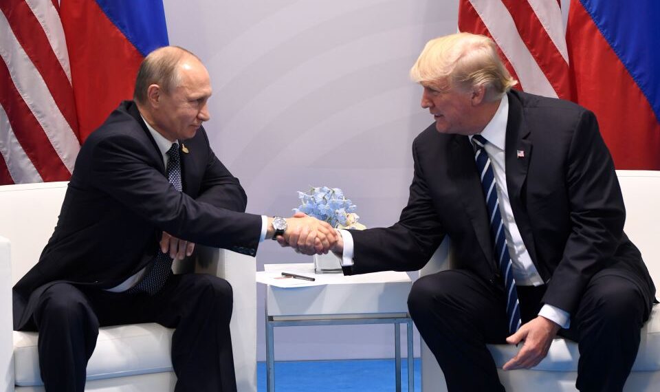 Los presidentes Trump y Putin se dieron la mano en una cumbre.