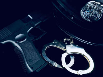 El sombrero de un oficial de policía, las esposas y el arma.