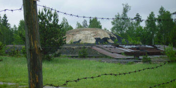 Vista de alambre de púas frente a una base de misiles nucleares abandonados de la era soviética.