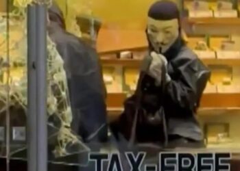 Persona en Guy Fawkes Mask durante el robo de Ginza.