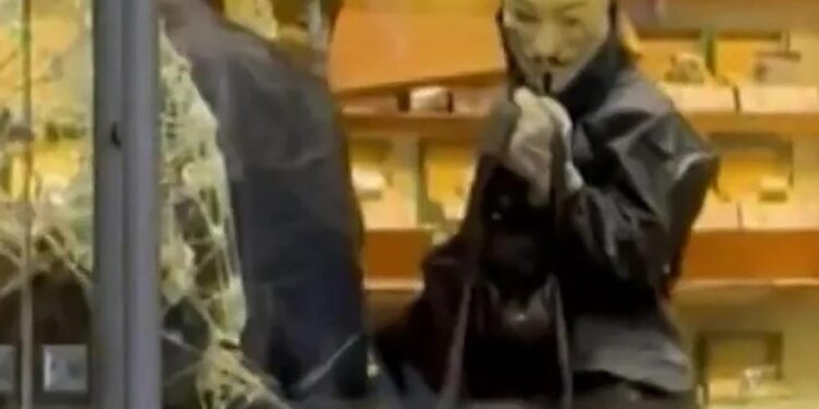 Persona en Guy Fawkes Mask durante el robo de Ginza.