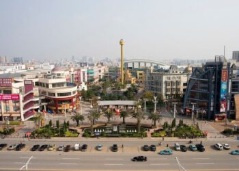 China - 11 de abril: Una vista del centro comercial y los alrededores en el centro comercial de China del Sur, en Dongguan, China, el miércoles 11 de abril de 2007. El centro comercial grande del mundo parece casi desierto en una tarde reciente. Mientras los escolares viajan en la montaña rusa y la montaña rusa, hay pocos compradores y menos inquilinos en el centro comercial del sur de China en el centro de Dongguan, una ciudad de 6 millones al norte de Hong Kong. (Foto de Michael Lassman/Bloomberg a través de Getty Images)