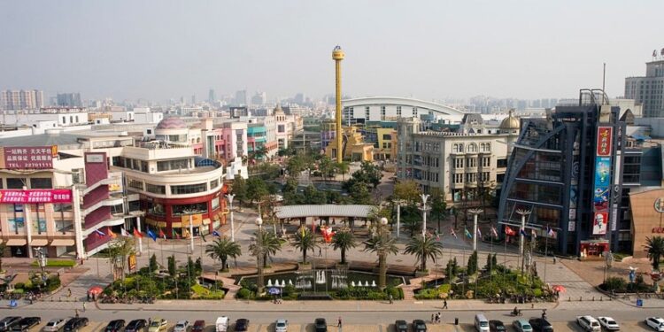 China - 11 de abril: Una vista del centro comercial y los alrededores en el centro comercial de China del Sur, en Dongguan, China, el miércoles 11 de abril de 2007. El centro comercial  grande del mundo parece casi desierto en una tarde reciente. Mientras los escolares viajan en la montaña rusa y la montaña rusa, hay pocos compradores y menos inquilinos en el centro comercial del sur de China en el centro de Dongguan, una ciudad de 6 millones al norte de Hong Kong. (Foto de Michael Lassman/Bloomberg a través de Getty Images)