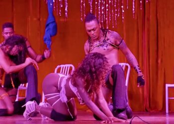 Artistas en varias etapas de desnudez en el escenario.