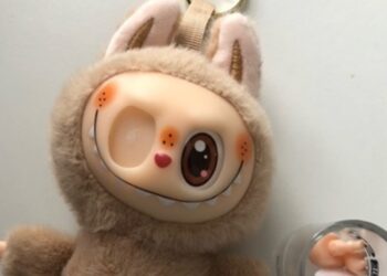 Juguete de lujoso con orejas de conejito y una cara peculiar.