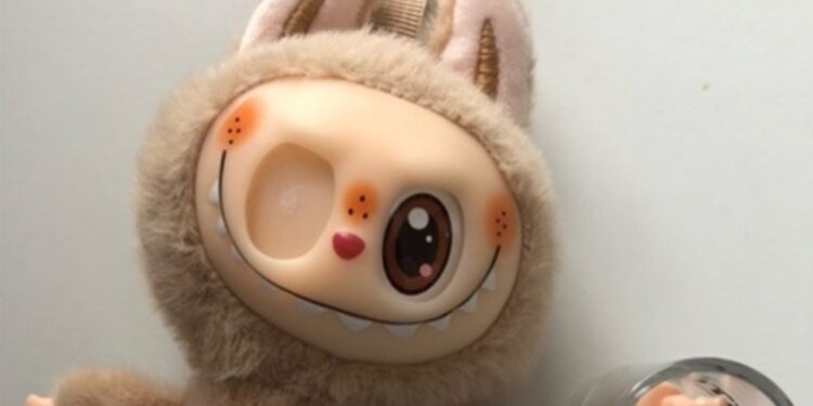 Juguete de lujoso con orejas de conejito y una cara peculiar.