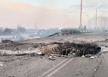Puente de Road Damised en Kherson, Ucrania, después de un ataque ruso.