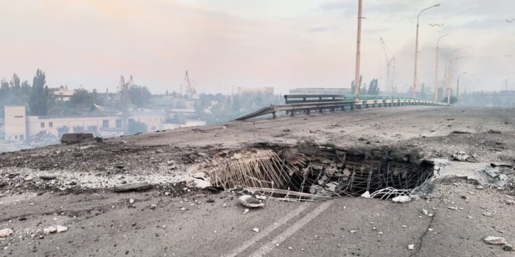 Puente de Road Damised en Kherson, Ucrania, después de un ataque ruso.