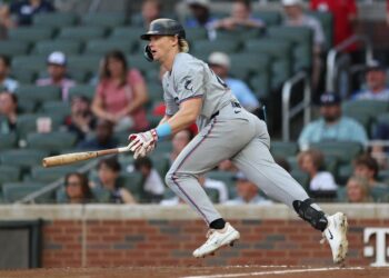 Kyle Stowers del Miami Marlins llega a un sencillo en la segunda entrada contra los Bravos de Atlanta en Truist Park en Atlanta el 7 de agosto de 2025. (Kevin C. Cox/Getty Images)