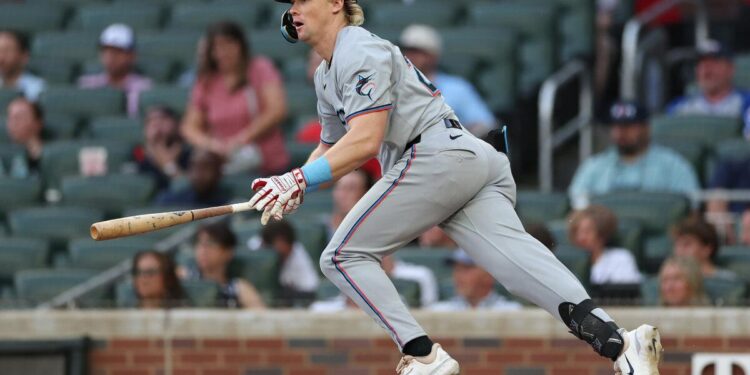 Kyle Stowers del Miami Marlins llega a un sencillo en la segunda entrada contra los Bravos de Atlanta en Truist Park en Atlanta el 7 de agosto de 2025. (Kevin C. Cox/Getty Images)