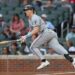Kyle Stowers del Miami Marlins llega a un sencillo en la segunda entrada contra los Bravos de Atlanta en Truist Park en Atlanta el 7 de agosto de 2025. (Kevin C. Cox/Getty Images)