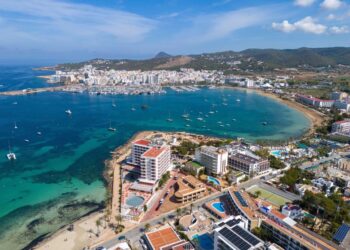 Vista aérea de la Bahía de San Antonio, Ibiza, España.