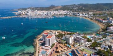 Vista aérea de la Bahía de San Antonio, Ibiza, España.