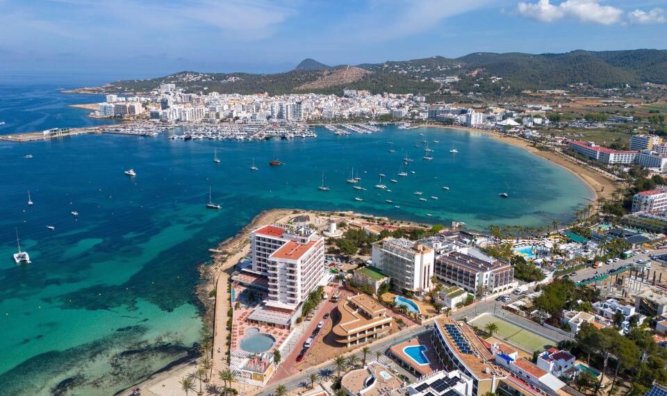 Vista aérea de la Bahía de San Antonio, Ibiza, España.