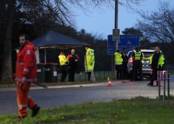 Oficiales de policía en una escena del crimen.