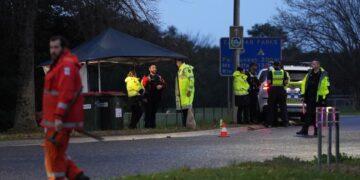 Oficiales de policía en una escena del crimen.