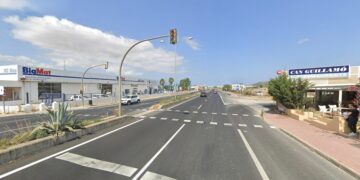Escena de carretera cerca de San Antonio, Ibiza, que muestra un cruce y negocios de peatones.
