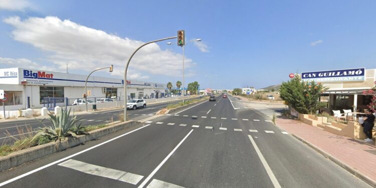 Escena de carretera cerca de San Antonio, Ibiza, que muestra un cruce y negocios de peatones.