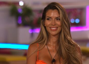 Ekin-su compra £ 1 millón de Essex Home después del éxito de Love Island
