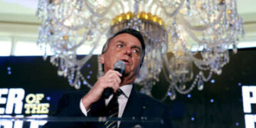 El ex presidente brasileño, Jair Bolsonaro, habla durante el evento de Estados Unidos en la Respersión Nacional Doral de Miami de Trump el 3 de febrero de 2023 en Doral, Florida.