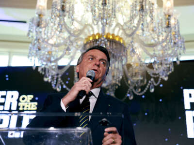 El ex presidente brasileño, Jair Bolsonaro, habla durante el evento de Estados Unidos en la Respersión Nacional Doral de Miami de Trump el 3 de febrero de 2023 en Doral, Florida.