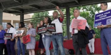 Los funcionarios electos se reúnen para una manifestación antes de una audiencia pública sobre la redistribución de distritos del Congreso propuesta el 26 de julio de 2025 en Houston, Texas.