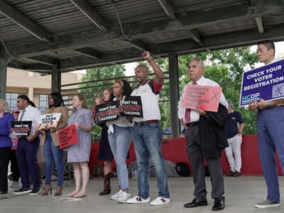 Los funcionarios electos se reúnen para una manifestación antes de una audiencia pública sobre la redistribución de distritos del Congreso propuesta el 26 de julio de 2025 en Houston, Texas.
