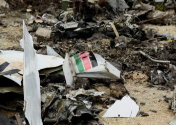 Escombros de un accidente aéreo en el suelo.