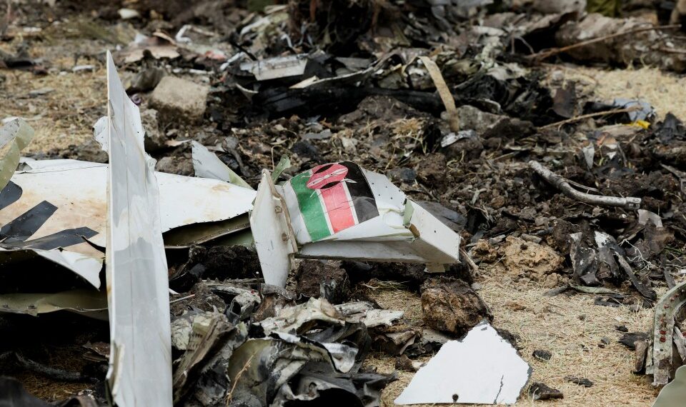 Escombros de un accidente aéreo en el suelo.