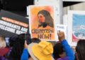 Los manifestantes están sosteniendo señales que leen "ciudadanía ahora."