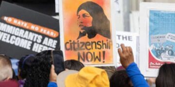 Los manifestantes están sosteniendo señales que leen "ciudadanía ahora."