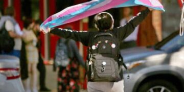Un estudiante de la escuela secundaria de Bayside protesta por las nuevas políticas transgénero del gobernador frente a la escuela el 13 de febrero de 2024 en Virginia Beach, Virginia.