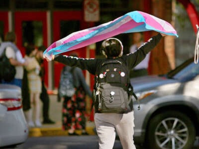 Un estudiante de la escuela secundaria de Bayside protesta por las nuevas políticas transgénero del gobernador frente a la escuela el 13 de febrero de 2024 en Virginia Beach, Virginia.