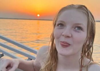 Foto de Katelynn, una niña embarazada de 17 años, en un bote al atardecer.