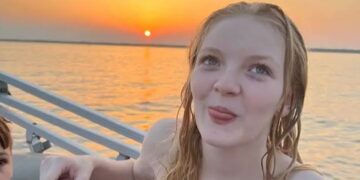 Foto de Katelynn, una niña embarazada de 17 años, en un bote al atardecer.