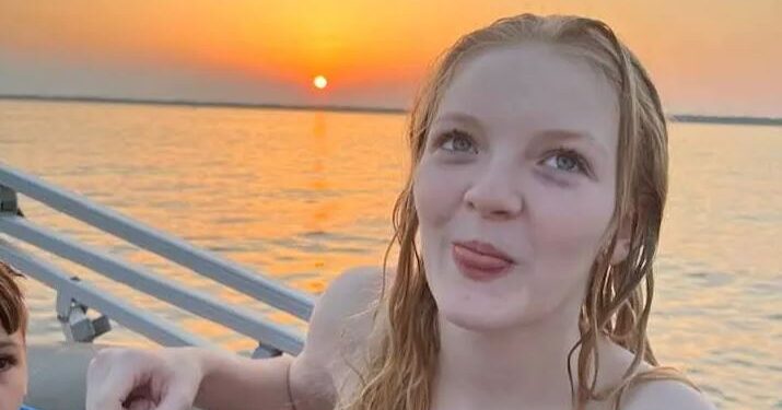 Foto de Katelynn, una niña embarazada de 17 años, en un bote al atardecer.