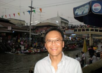 Retrato de Thongbue "Bue" Wongbandue en un mercado flotante.