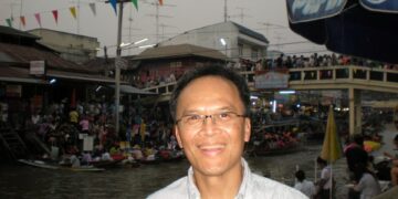 Retrato de Thongbue "Bue" Wongbandue en un mercado flotante.