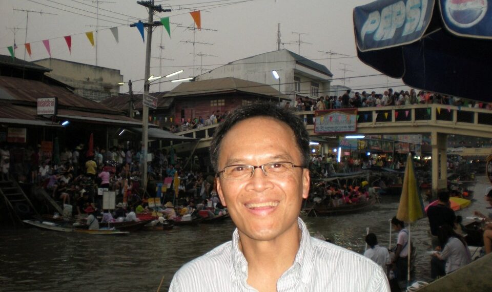 Retrato de Thongbue "Bue" Wongbandue en un mercado flotante.