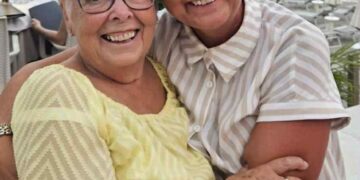 Pam Tweedale y su hija Sharon Mann abrazando.