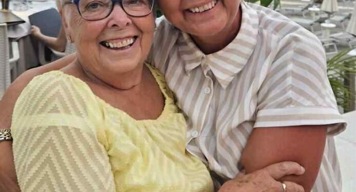 Pam Tweedale y su hija Sharon Mann abrazando.