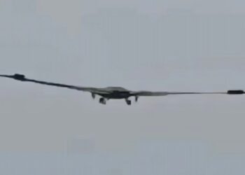 Foto de un gran avión de ala voladora sobre China.