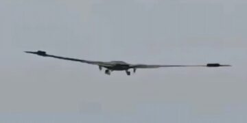 Foto de un gran avión de ala voladora sobre China.