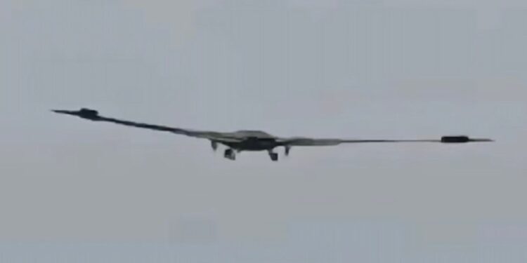 Foto de un gran avión de ala voladora sobre China.