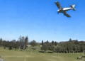 Pequeño avión haciendo un aterrizaje de emergencia en un campo de golf.